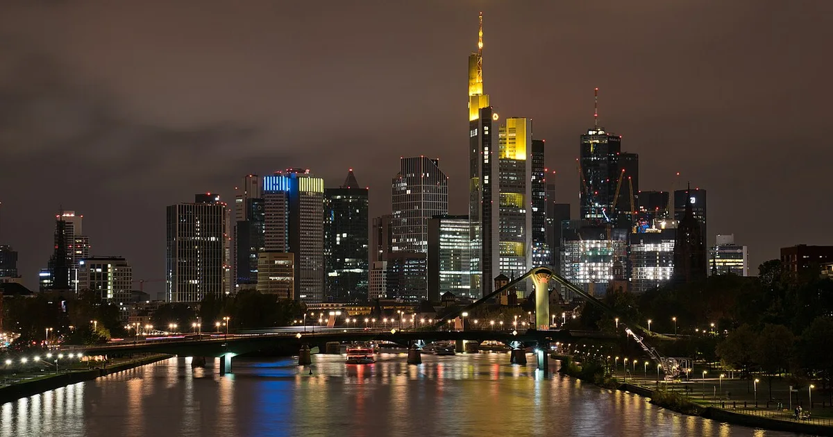 Frankfurt Skyline 2022 bei Nacht.jpg