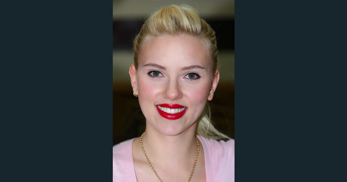Scarlett Johansson in Kuwait 01b.jpg
